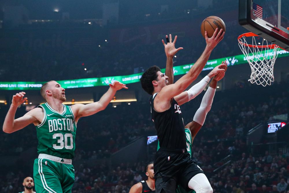 中场继续由 中场继续由